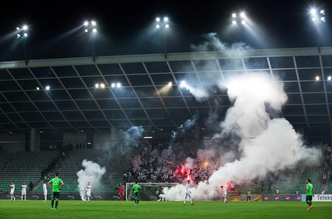 Na tribunah je gorelo. | Foto: 