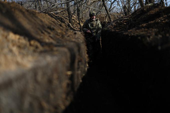 Ukrajinski vojak 1. neodvisne tankovske brigade hodi po jarku, medtem ko se ruski napad na Ukrajino nadaljuje, blizu frontne linije v Vuhledarju v regiji Doneck. | Foto: Reuters