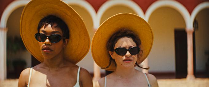 Alia Shawkat kot Jess (desno) je precej napredovala od otroške vloge Maybe v seriji Odbita rodbina (Arrested Development). | Foto: Blitz Film & Video Distribution