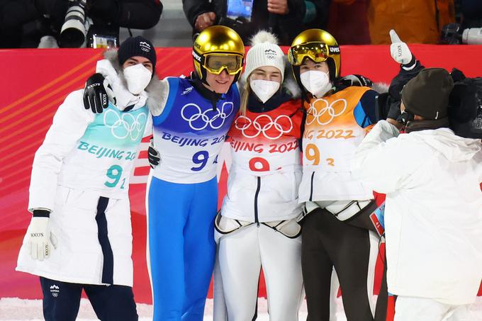 Slovenska štiriperesna deteljica - Timi Zajc, Peter Prevc, Nika Križnar in Urša Bogataj - je na zimskih olimpijskih igrah na tekmi mešanih ekip osvojila zlato medaljo. | Foto: Guliverimage/Vladimir Fedorenko