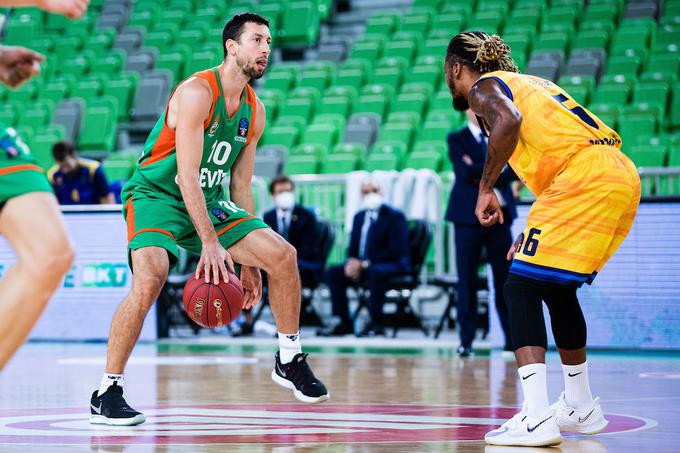 Izkušeni Roko Ukić je v pravem trenutku zadel deset od skupno 14 točk in pomagal Olimpiji, da se odlepi od španskega predstavnika, ki v drugem polčasu ni več našel priključka. | Foto: Grega Valančič / Sportida