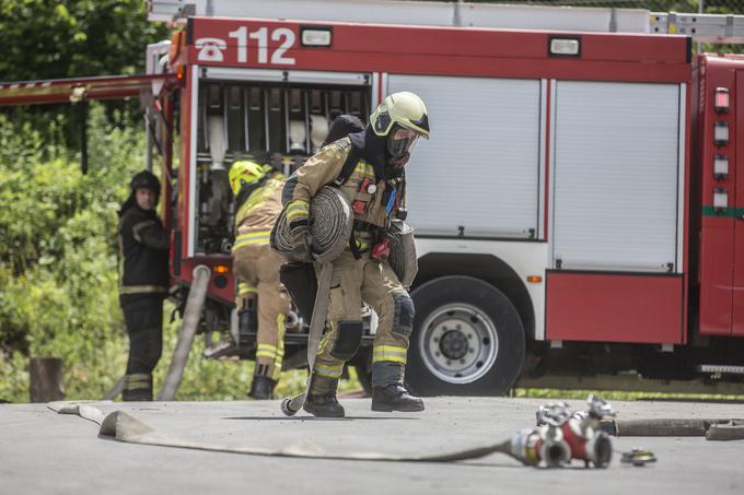 Pogoj za poklicnega gasilca je peta stopnja izobrazbe tehnične smeri. Uradno šolanje sicer ne obstaja, mora pa vsak opraviti test fizične pripravljenosti ter šestmesečno teoretično in praktično izobraževanje v centru na Igu. | Foto: Matej Leskovšek