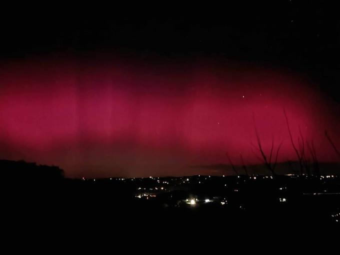 5. november 2023 –  na slovenskem nebu je bil viden severni sij. Severni sij oziroma aurora borealis nastane kot posledica Sončevih geomagnetnih neviht, ko električno nabiti delci magnetosfere (v glavnem elektroni, lahko pa tudi protoni in nekateri težki ioni, npr. kisik in dušik) pridejo v stik z Zemljinim ozračjem in tam reagirajo ter posledično zasvetijo, navajajo na portalu Neurje.si. | Foto: Amadej Krepek, Meteoinfo Slovenija