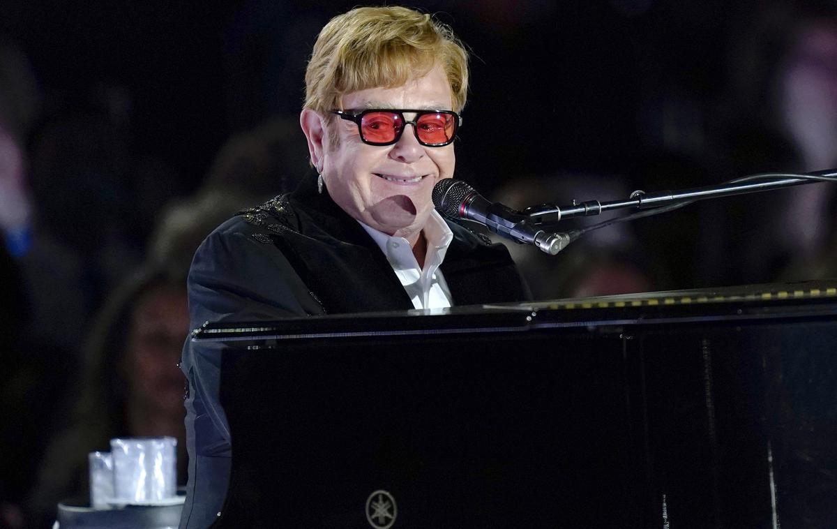 Elton John | "Dal mi je prostor, kjer vem, da se lahko premaknem naprej. Who Believes In Angels? se zdi kot potovanje v drugo obdobje in odpiranje vrat v prihodnost," je o albumu Elton John zapisal na družbenem omrežju Instagram. | Foto Guliverimage