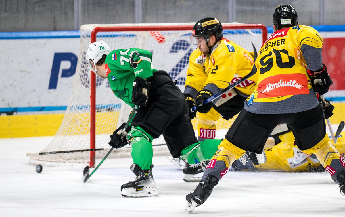 HK Olimpija : Vienna Capitals | HK SŽ Olimpija je v domačem Tivoliju vodil z 2:0, na na koncu izgubil z Vienna Capitals z 2:3. | Foto HKO/Domen Jančič