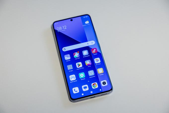 Zaslon izkorišča skoraj 93,5 odstotka sprednje strani pametnega telefona Redmi Note 13 Pro+. | Foto: Ana Kovač