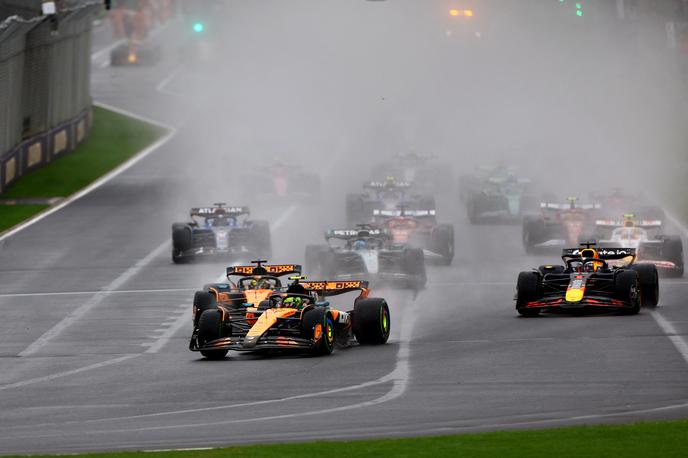 Melbourne Lando Norris Oscar Piastri McLaren | Lando Norris in Oscar Piastri sta v prvem zavoju zadržala prvi dve mesti, pred drugim pa je Max Verstappen Avstralca že prehitel. | Foto Reuters