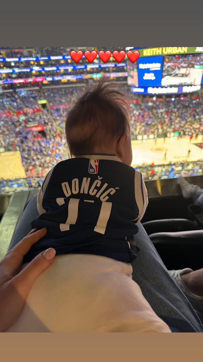 Hči Luke Dončića in Anamarie Goltes Gabriela, ki bo v začetku maja dopolnila pet mesecev, je v živo doživela prvo očetovo tekmo v končnici lige NBA. | Foto: Instagram/Luka Dončić