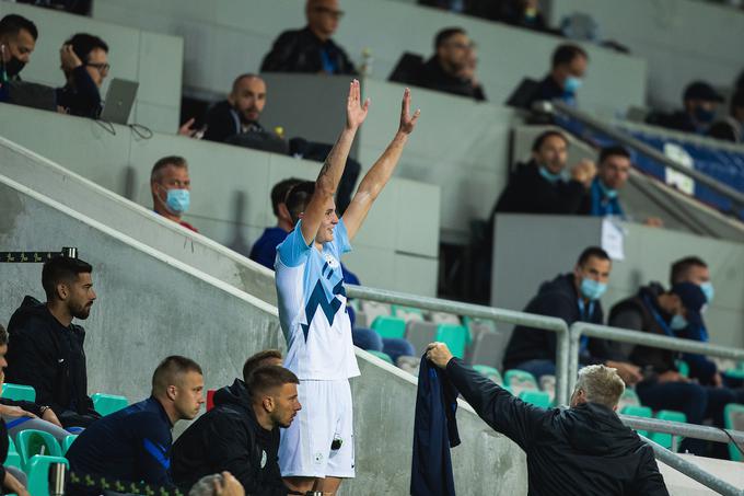 Benjamin Šeško je tako pozdravljal navijače na tekmi s Slovaško v Ljubljani. V gosteh se s Slovaško ne bo pomeril. | Foto: Grega Valančič/Sportida