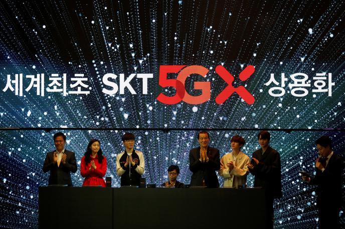 5G, Južna Koreja, SK Telecom | Slovesnosti ob zagonu prvega omrežja pete generacije v Južni Koreji, ki ga bo upravljal SK Telecom, največji tamkajšnji telekomunikacijski operater, so se udeležili tudi številni zvezdniki južnokorejske glasbe in prepoznavni športniki. | Foto Reuters