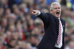 Mark Hughes podaljšal pogodbo s Stokom