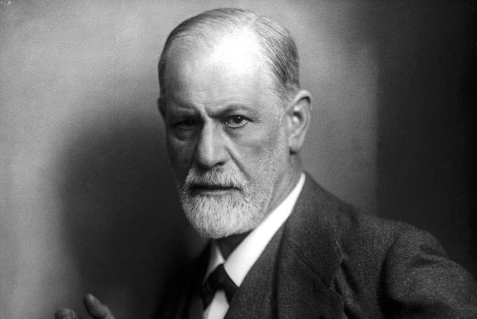 Slavni avstrijski psihoanalitik Sigmund Freud se je pri svojem delu med drugim osredotočil na kompleksne odnose med sinovi in materami, človeško seksualnost ter njegovo podzavest. Verjel je, da so lapsusi, besede ali stavki, ki jih izrečemo "po nesreči", pravzaprav odmevi misli v naši podzavesti. Izraz "freudovski spodrsljaj" označuje močna čustva ali misli, ki jih izrazimo nehote.  | Foto: Thomas Hilmes/Wikimedia Commons