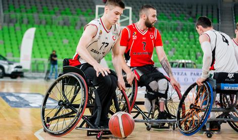 Huda nesreča ga je prikovala na voziček, danes mu v Sloveniji ni para