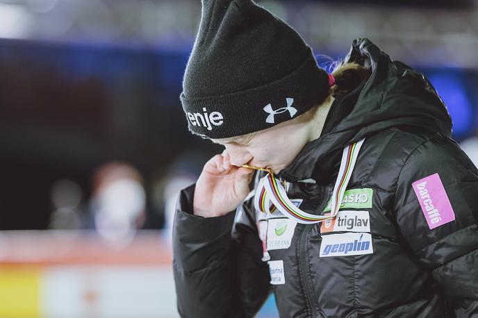 Ema Klinec | Ema Klinec se je v Oberstdorfu razveselila zlate medalje. | Foto Sportida