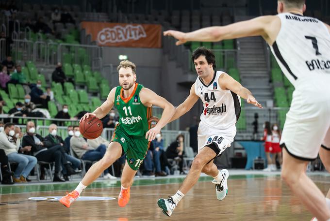 Kapetan Cedevite Olimpije Jaka Blažič in srbski virtuoz Miloš Teodosić, ki je za zmago prispeval 19 točk in devet asistenc. | Foto: Vid Ponikvar