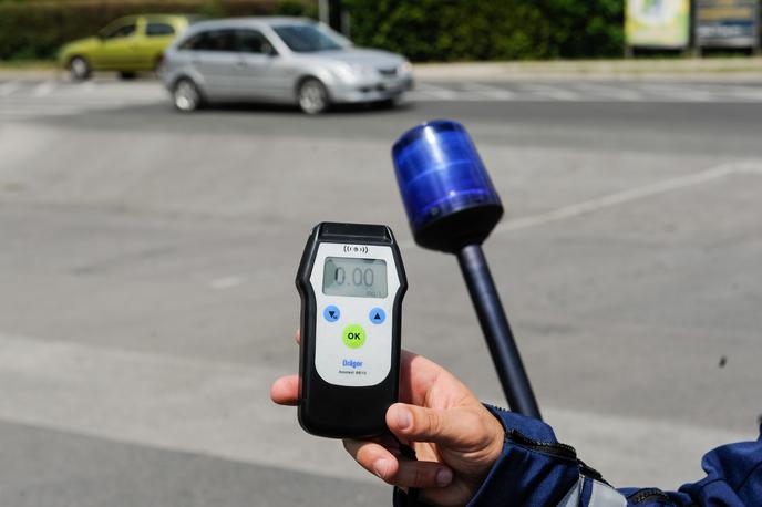 alkotest | Na cesti so pravila jasna: policija vam lahko merilnik ravni alkohola v krvi pomoli pod nos vsakič, ko vas ustavi, prav tako test ne uide, če ste bili kot voznik udeleženi v prometni nesreči. Kaj pa drugje? | Foto STA