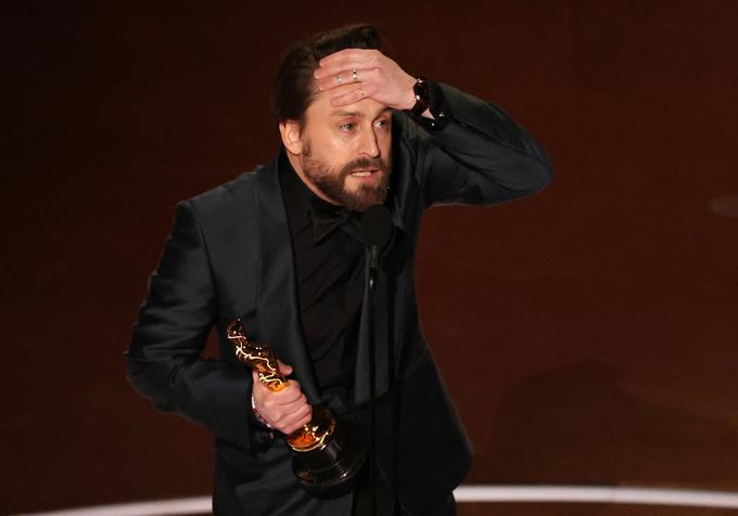 Kieran Culkin s kipcem za stransko vlogo v filmu Resnična bolečina | Foto: Reuters