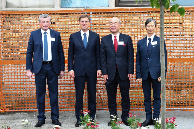 Direktor Lonstroffa v Sloveniji Peter Weber, premier, ki opravlja tekoče posle, Miro Cerar in predsednik in glavni izvršni direktor Sumitomo Rubber Industries Ikuji Ikeda | Foto: STA ,