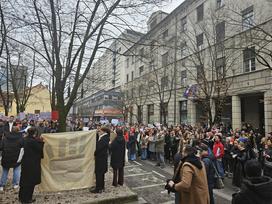 Protesti pred srbsko ambasado v Ljubljani