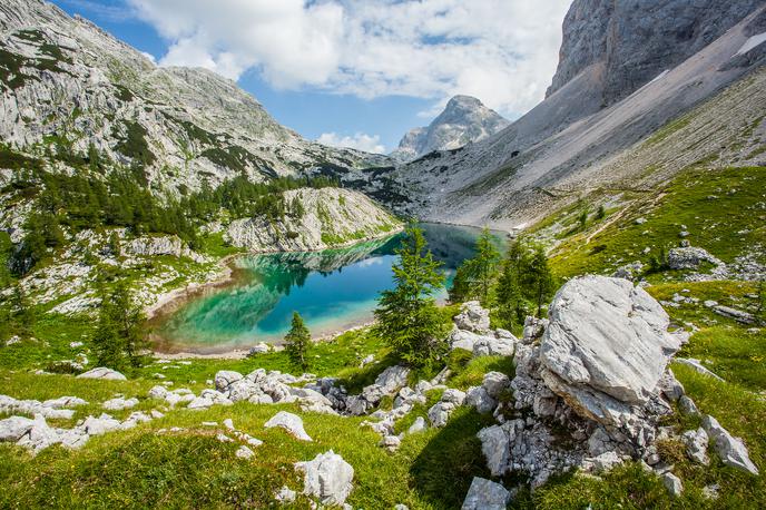 jezero Ledvica | Kopanje v visokogorskih jezerih je zaradi izredno občutljivega ekosistema strogo prepovedano. Na fotografiji je jezero v Ledvicah, četrto jezero v Dolini triglavskih jezer, ki je največje in najgloblje jezero v tej dolini. V dolžino meri 300 metrov, široko je 120 in globoko do 15 metrov.  | Foto Aleš Zdešar (www.slovenia.info)