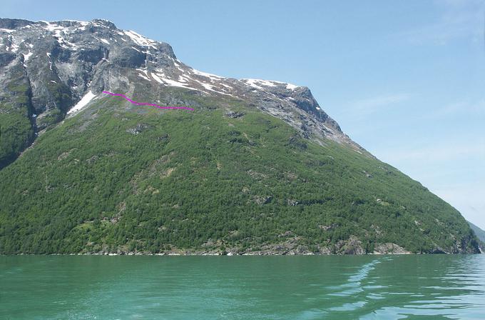 Glavna razpoka na gori Akerneset. Levo spodaj je na pobočju gore vidna slavna srednjeveška fjordska kmetija Me-Åkernes, ki so jo zadnji prebivalci zaradi nevarnosti skalnih plazov in ne nazadnje tudi zaradi zrušenja gore v fjord zapustili leta 1958. | Foto: Thomas Hilmes/Wikimedia Commons