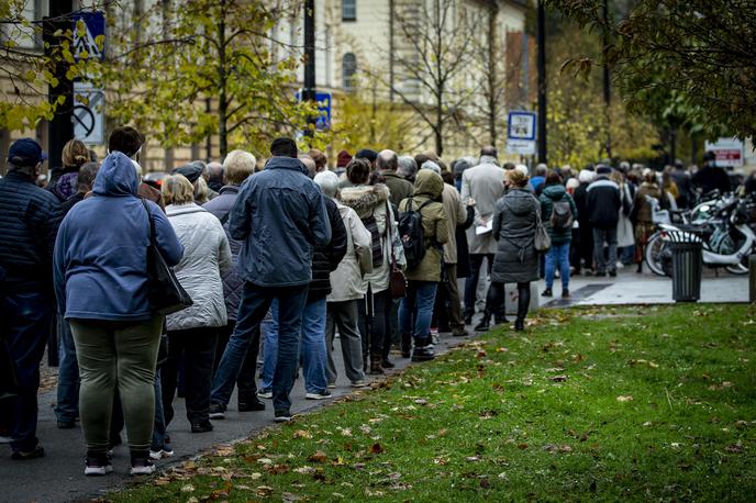 Cepljenje in testiranje | Cepilni centri zaradi velikega zanimanja za cepljenje krepijo ekipe in omogočajo dodatne termine. A prej preverite, kje se lahko cepite.  | Foto Ana Kovač