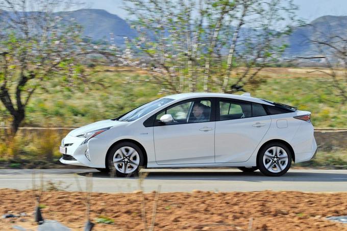 Nova generacija toyote prius, pionirja hibridne tehnologije pri največjem proizvajalcu avtomobilov na svetu. Petvratna limuzina ima bistveno izboljšan hibridni pogon, ki zagotavlja zelo varčno in prijetno vožnjo.  | Foto: Ciril Komotar