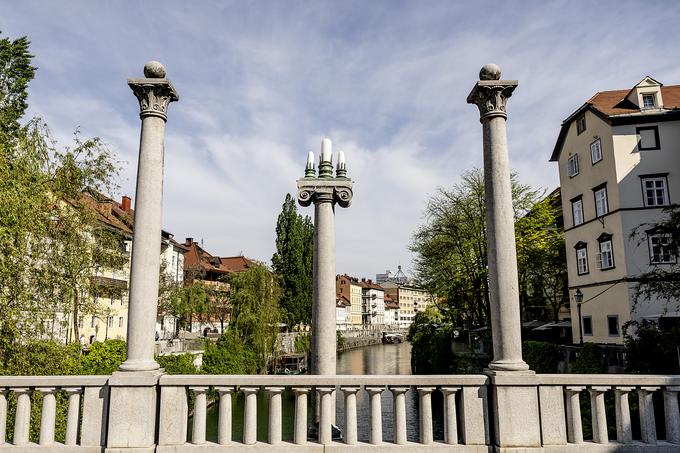 Plečnikova obcestna svetilka s simbolom Triglava | Foto: Ana Kovač