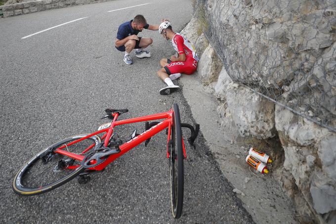 Anthony Perez jih je skupil pri spustu, potem ko se je zaletel v spremljevalni avto. Če bi prišel do cilja, bi jutri nosil pikčasto majico za najboljšega hribolazca, tako pa je ostal brez nje in z zlomljeno ključnico. | Foto: Reuters