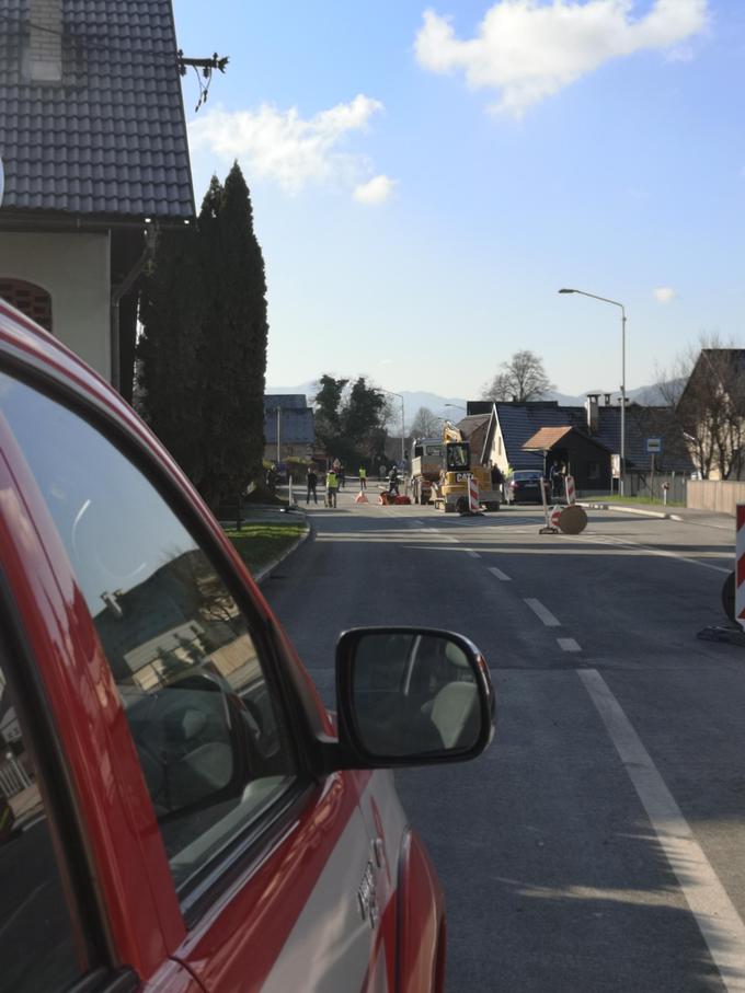 Na območju torkove eksplozije še vedno uhaja plin. | Foto: Denis Malačič