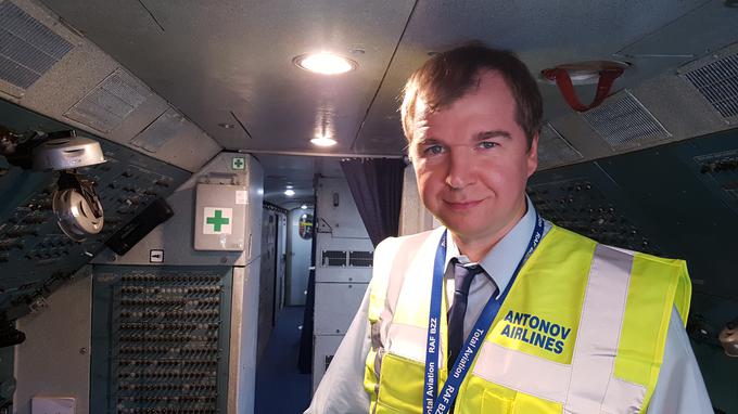 Maksim Bogatov je bil vodja posadke (flight manager), ki je včeraj iz Ljubljane prek Islandije in ZDA poletela proti Mehiki.  | Foto: Gregor Pavšič