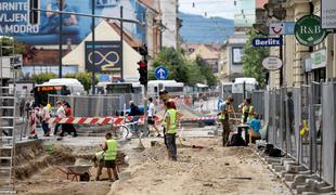 Tovorno vozilo v Ljubljani oplazilo arheologinjo