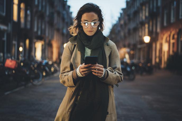 ženska, dekle, pametni telefon | Foto Shutterstock