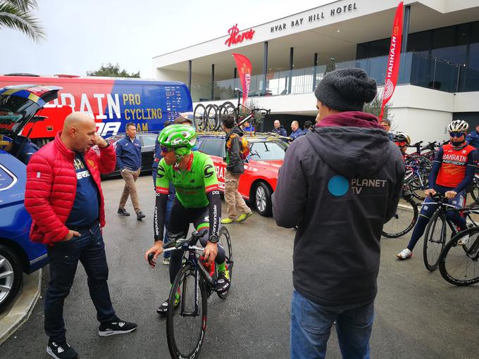 Milan Eržen (na fotografiji v pogovoru s Kristjanom Korenom), nekdanji kolesar in trener v ekipi Bahrain Merida, sicer nima uradne funkcije, a je prav on tisti, ki v rokah drži vse niti.  | Foto: Planet TV