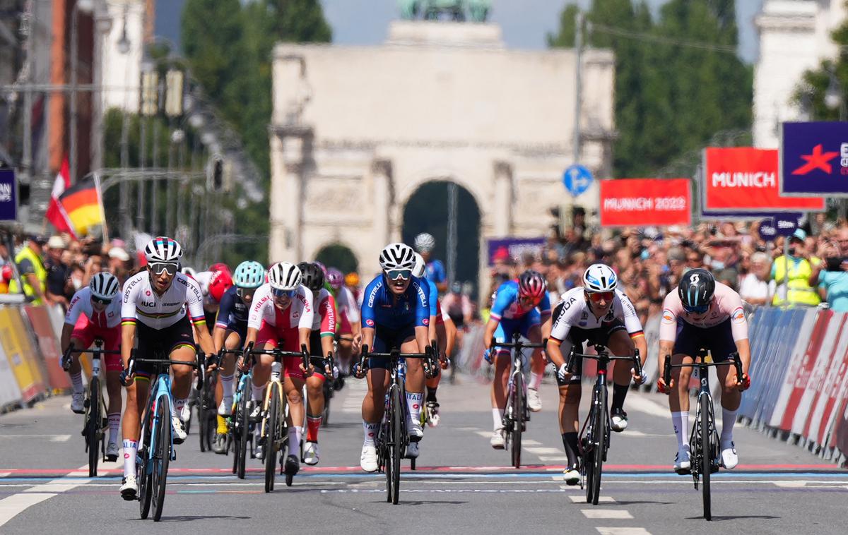 Lorena Wiebes, München, EP2022 | Lorena Wiebes (desno) je dobila ciljni sprint ženske cestne dirke na EP v Münchnu. | Foto Reuters