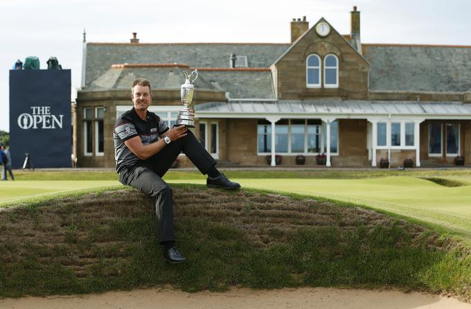 Takole je s pokalom poziral Šved Henrik Stenson. | Foto: Reuters