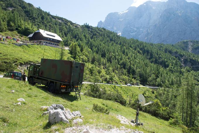 V gorah smo z gorskimi reševalci in njihovo dacio duster srečali predstavnike Slovenske vojske, ki so z radarsko tehnologijo izničili t. i. mrtve točke v okolici Vršiča pred prihodom Vladimirja Putina v Slovenijo. | Foto: 