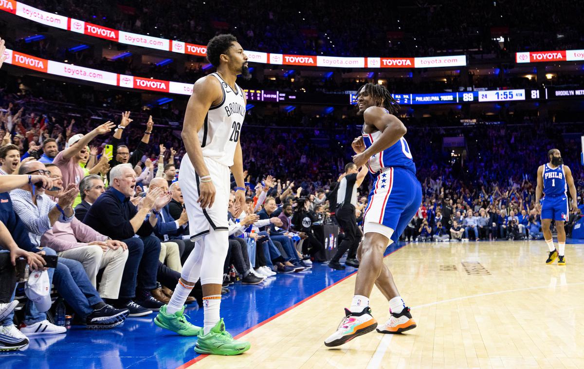 Philadelphia Maxey Dinwiddie | Tyrese Maxey (Philadelphia) je tako proslavljal eno izmed trojk, Spencer Dinwiddie (Brooklyn) pa ni skrival nemoči in razočaranja. | Foto Reuters