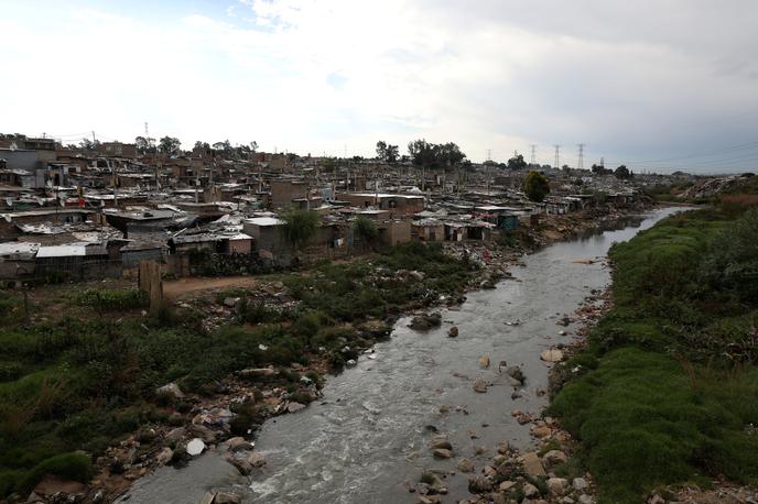 Johannesburg poplave | Deroča voda je odnesla dve osebi in na kraju dogodka so potrdili njuno smrt, je še dejal Mulaudzi. | Foto Reuters