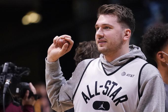 Luka Dončić z žogico, ki jo je nato vrgel med občinstvo na sobotnem treningu. Takšno žogico pa je vanj med novinarsko konferenco zalučal tudi Jokić ... | Foto: Guliverimage/Vladimir Fedorenko