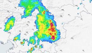 Popoldanske nevihte povzročale težave, nevihtna bo tudi noč