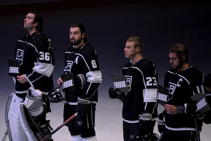 Anže Kopitar | Anže Kopitar in druščina sta se poklonila 13 žrtvam nedavnega strelskega napada v kalifornijskem mestu Thousand Oaks. | Foto Guliver/Getty Images