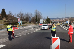 Prišli iz Italije in z vročino želeli vstopiti v trgovino #video