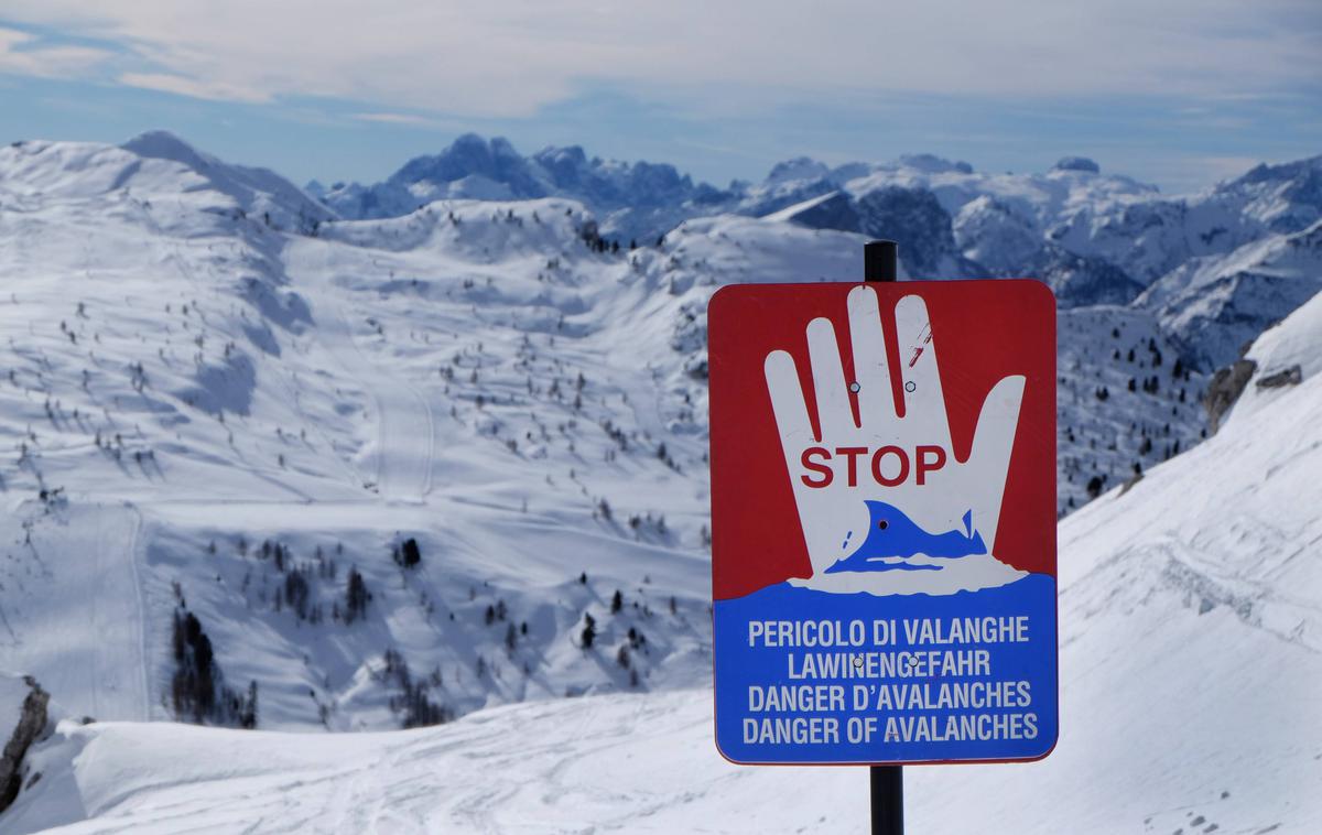 Dolomiti | Smučarska skupina je bila na višini 2.300 metrov, ko se je sprožil snežni plaz. Eden od smučarjev, ki ga plaz ni zajel, je na pomoč poklical reševalce. Fotografija je simbolična. | Foto Guliverimage