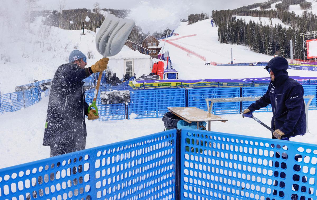 Beaver Creek | Sneg so odstranjevali že v petek. V soboto pa je spet začelo močno snežiti. | Foto Reuters