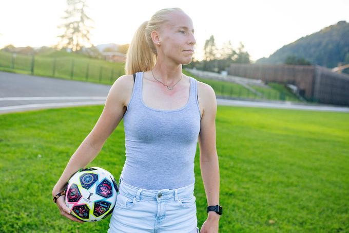 Bolečine v gležnju niso izginile vse do danes. ''Hodim lahko. Lahko grem tudi na kolo in na fitnes. Poizkušajo se neke stvari, gre na bolje, dobila sem terapijo s tabletami in kremo. Bakterija pač pusti dolgoročne posledice, še vedno je prisotna stara bolečina od jeseni. Kot da niso s prvo operacijo ničesar rešili. Takrat so predvidevali so, da je ena izmed kosti prevelika. Ker je odvečna in leži za ahilovo tetivo, so jo odstranili. A očitno to ni bil problem. Žal."  | Foto: Žiga Zupan/Sportida