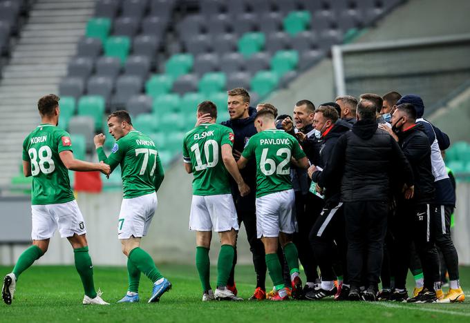 Veselje v ljubljanskem taboru po zadetku srbskega napadalca Đorđeta Ivanovića za 2:1. Prvi gol za zeleno-bele je proti Aluminiju dosegel njegov rojak Vujadin Savić. | Foto: Vid Ponikvar