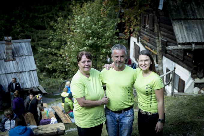 Novaku pri skrbi za goste pomagata Petra (na desni) in njegova mama Betka.  | Foto: Ana Kovač