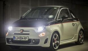 Abarth 595 – strupeni škorpijon lahko boleče piči ego velikh