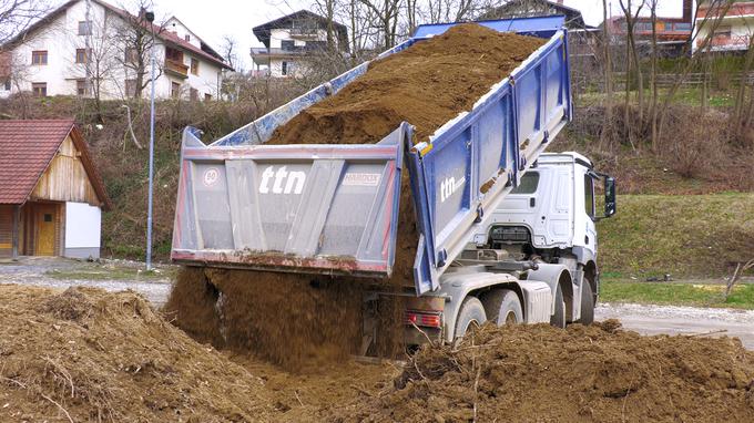 Izvajalcev primanjkuje, na delu je še vedno vsaj okrog deset ekip, ki so si razdelila območja in na njih skrbijo za sanacijo. | Foto: Gregor Pavšič